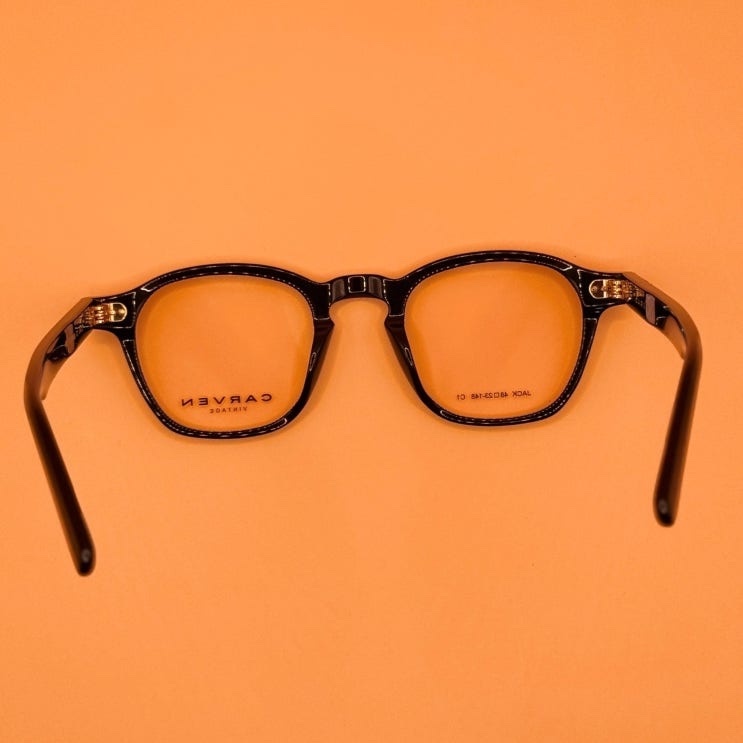 까르뱅 JACK C1의 안쪽 면. 일체형 코받침과 렌즈가 들어가는 깊은 림, 다리 안쪽의 JACK 48-23-148 C1 각인이 보인다