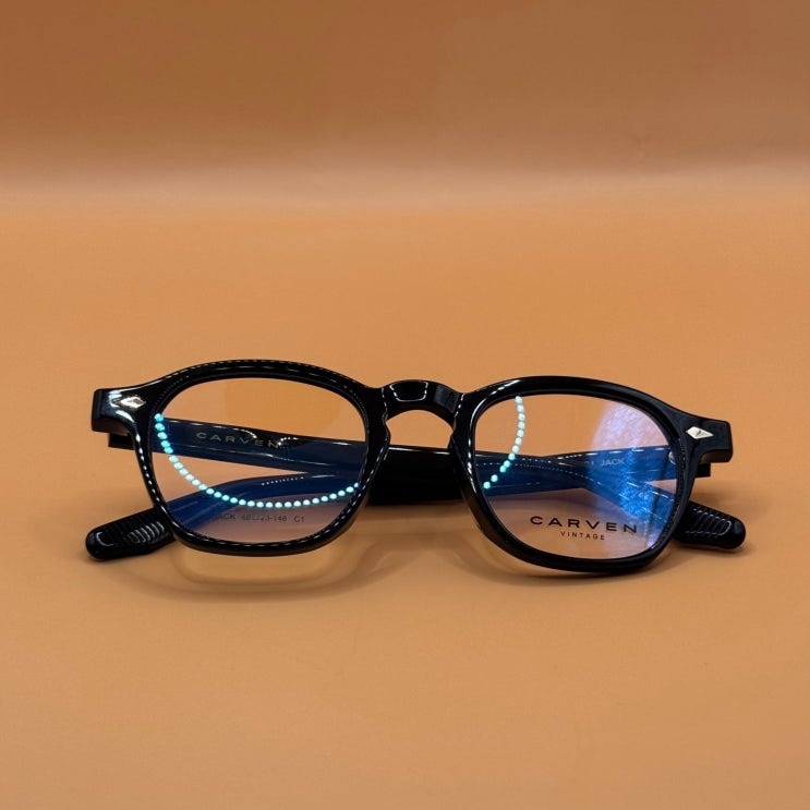 까르뱅 빈티지 JACK C1 검정 아세테이트 뿔테를 정면에서 찍은 모습. 렌즈 아래쪽에 CARVEN VINTAGE 각인이 보인다